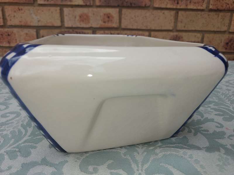 A VINTAGE HAND PAINTED RECTANGULAR POTTERY SERVING BOWL