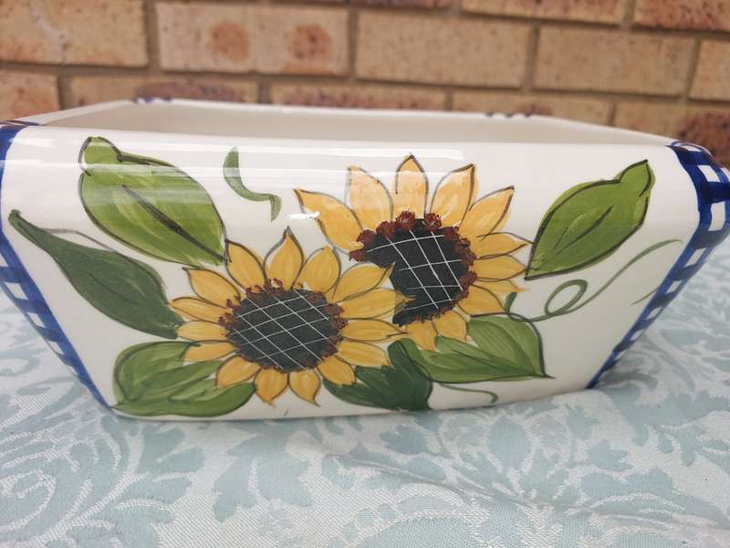 A VINTAGE HAND PAINTED RECTANGULAR POTTERY SERVING BOWL