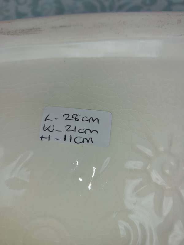 A VINTAGE HAND PAINTED RECTANGULAR POTTERY SERVING BOWL
