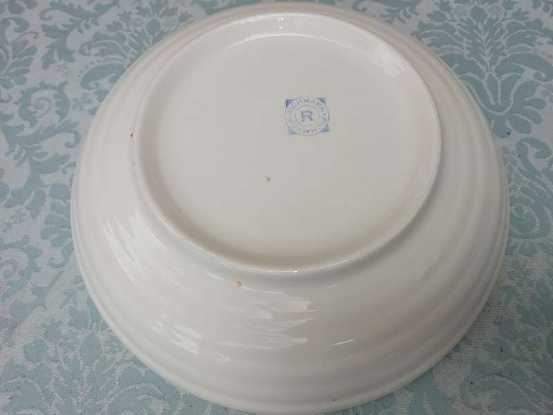 AN ART DECOR RICHMARK PORCELAIN SERVING BOWL SOLD AS IS