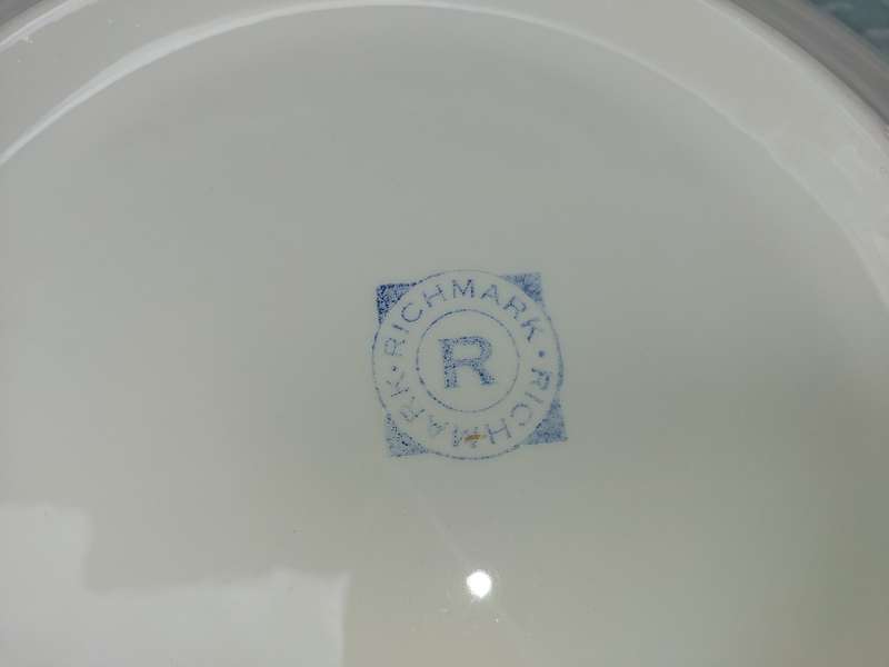 AN ART DECOR RICHMARK PORCELAIN SERVING BOWL SOLD AS IS