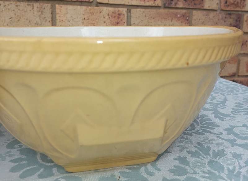 A COLLECTION OF OVEN PROOFE CERAMIC CASSEROLES