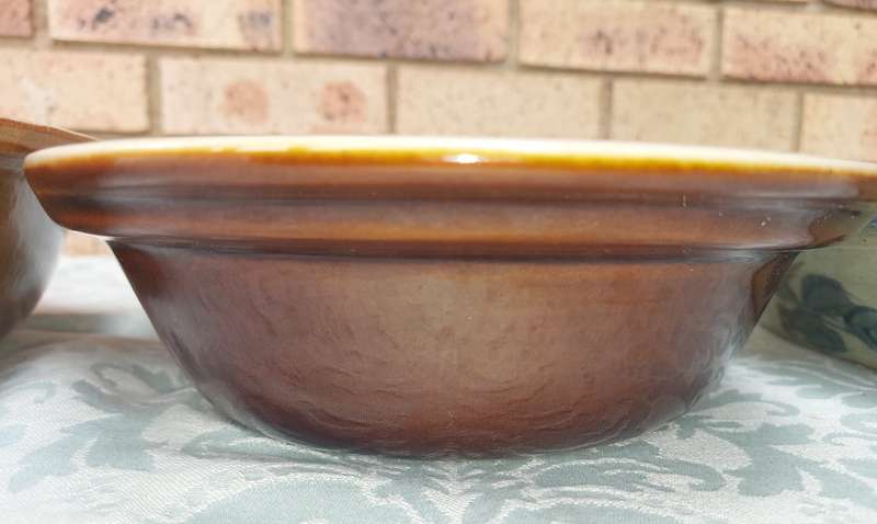 A COLLECTION OF OVEN PROOFE CERAMIC CASSEROLES