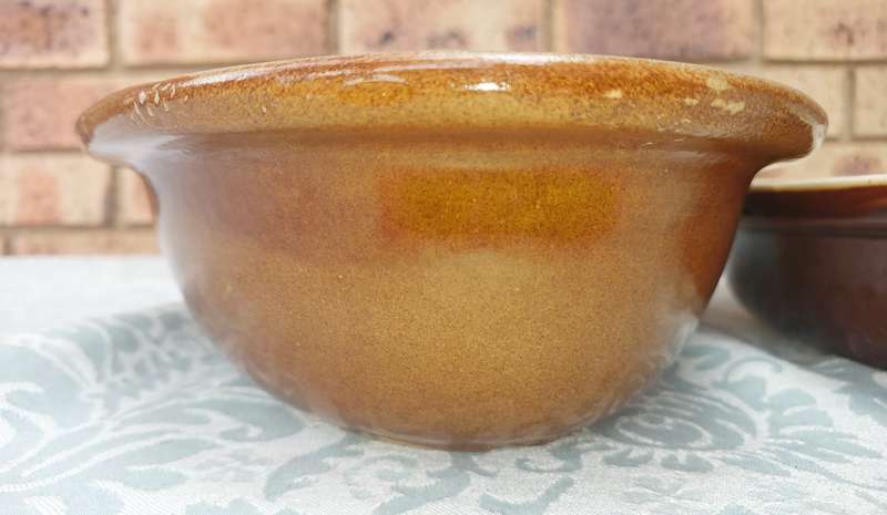 A COLLECTION OF OVEN PROOFE CERAMIC CASSEROLES