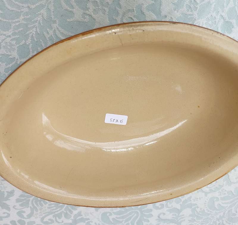 A COLLECTION OF OVEN PROOFE CERAMIC CASSEROLES