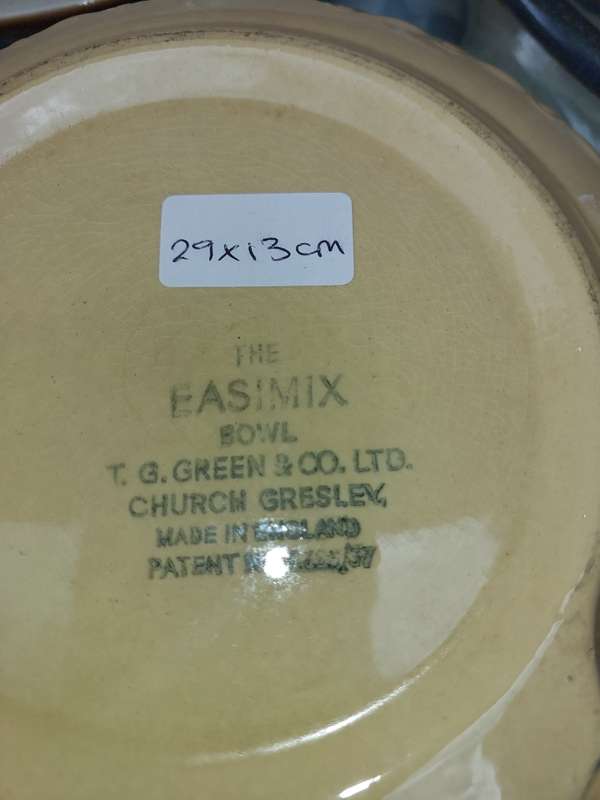 A COLLECTION OF OVEN PROOFE CERAMIC CASSEROLES
