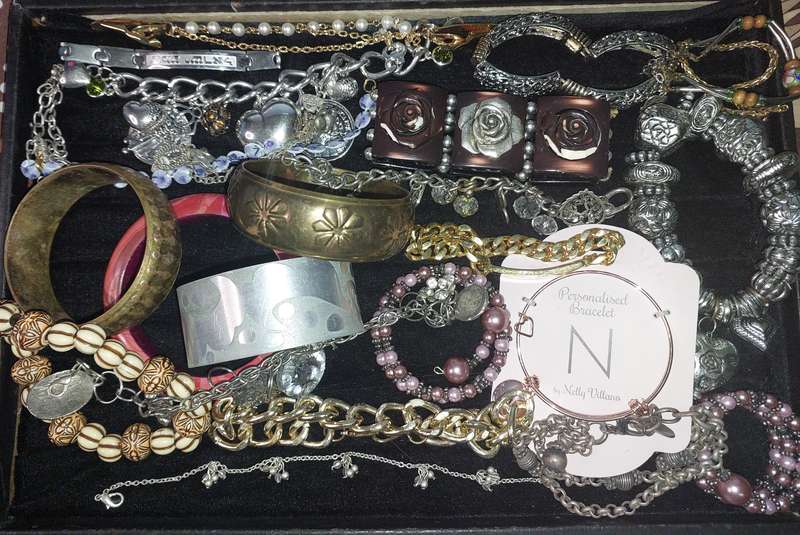 A VINTAGE JOBLOT BRACELETS AND BANGLES SOLD AS IS