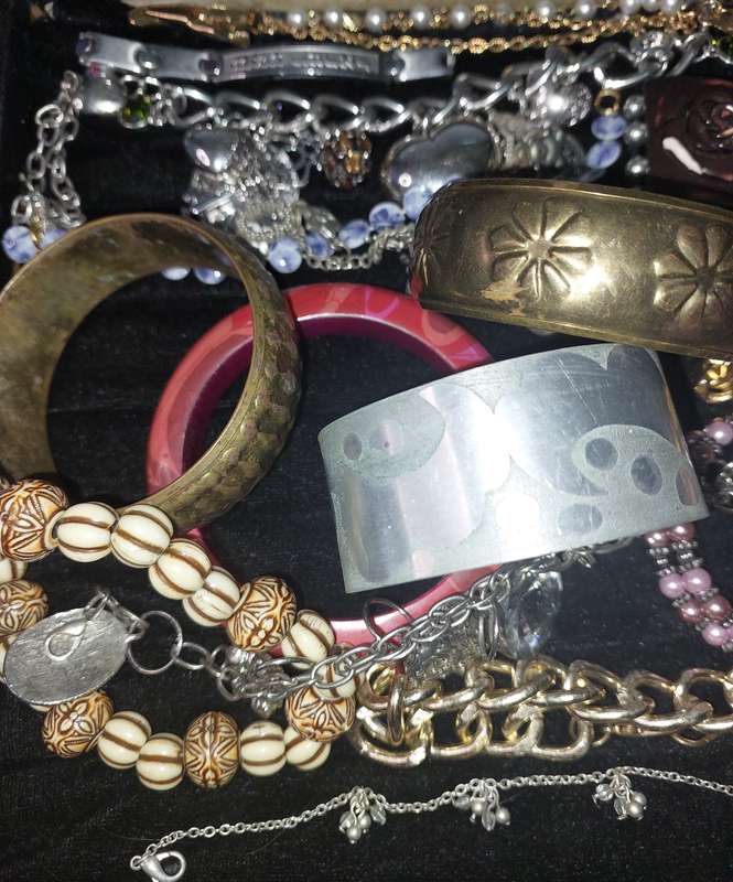 A VINTAGE JOBLOT BRACELETS AND BANGLES SOLD AS IS