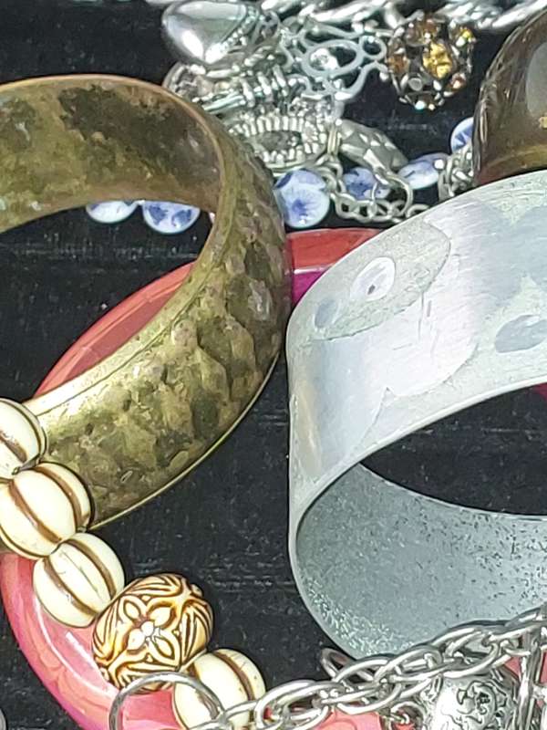 A VINTAGE JOBLOT BRACELETS AND BANGLES SOLD AS IS