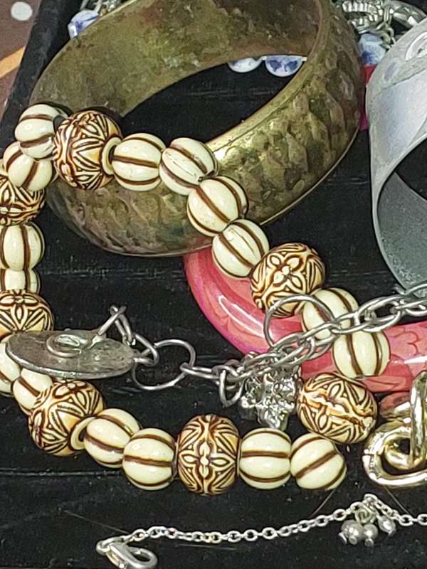 A VINTAGE JOBLOT BRACELETS AND BANGLES SOLD AS IS