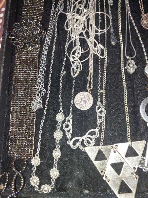 A VINTAGE JOBLOT COSTUME NECKLACES SOLD AS IS