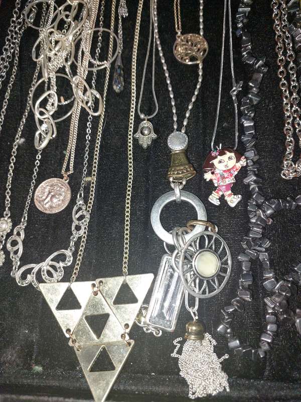 A VINTAGE JOBLOT COSTUME NECKLACES SOLD AS IS