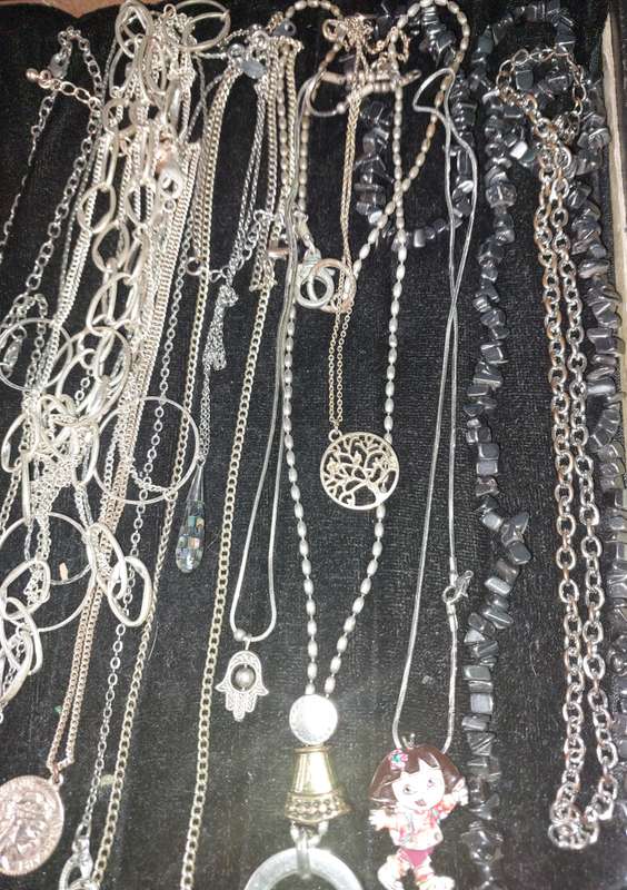 A VINTAGE JOBLOT COSTUME NECKLACES SOLD AS IS