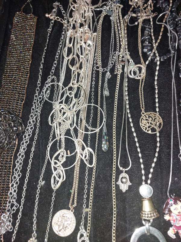A VINTAGE JOBLOT COSTUME NECKLACES SOLD AS IS