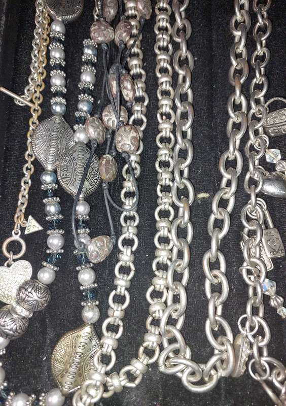 A VINTAGE JOBLOT COSTUME NECKLACES SOLD AS IS