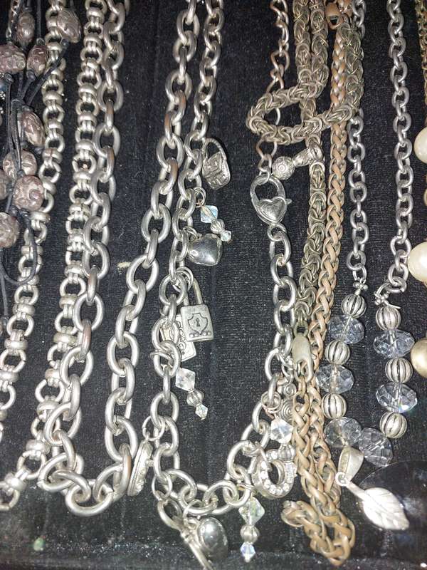A VINTAGE JOBLOT COSTUME NECKLACES SOLD AS IS
