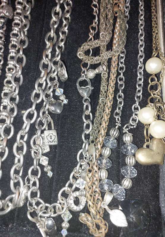 A VINTAGE JOBLOT COSTUME NECKLACES SOLD AS IS