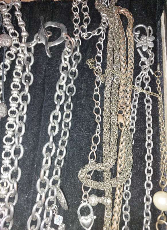 A VINTAGE JOBLOT COSTUME NECKLACES SOLD AS IS