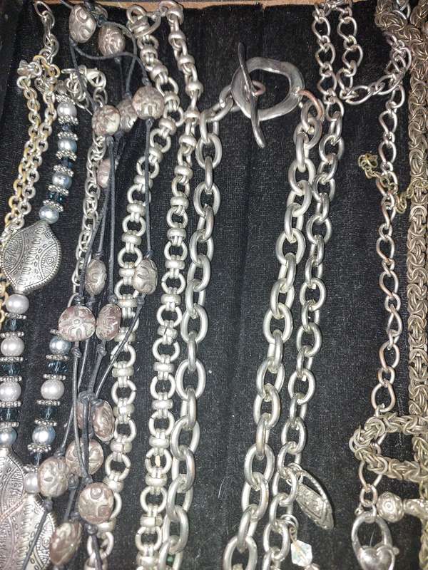 A VINTAGE JOBLOT COSTUME NECKLACES SOLD AS IS
