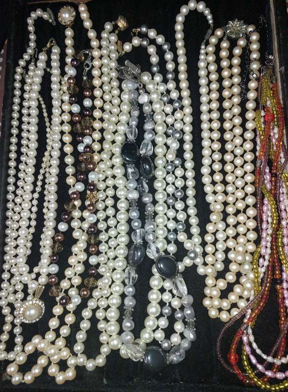 A VINTAGE JOBLOT COSTUME SIMULATED PEARL NECKLACES SOLD AS IS