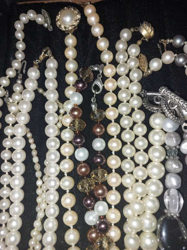 A VINTAGE JOBLOT COSTUME SIMULATED PEARL NECKLACES SOLD AS IS