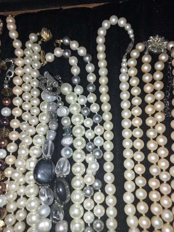 A VINTAGE JOBLOT COSTUME SIMULATED PEARL NECKLACES SOLD AS IS