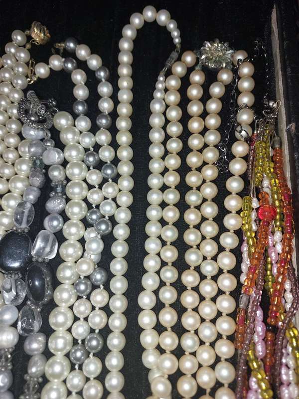 A VINTAGE JOBLOT COSTUME SIMULATED PEARL NECKLACES SOLD AS IS