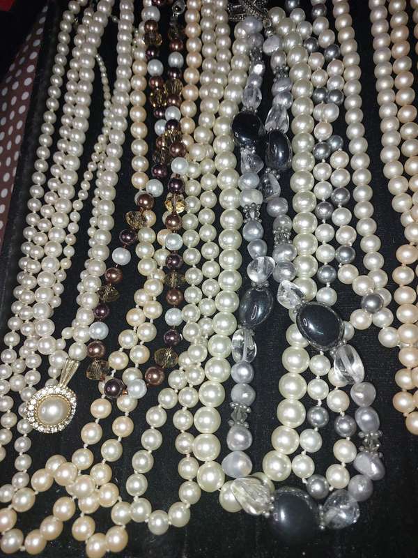 A VINTAGE JOBLOT COSTUME SIMULATED PEARL NECKLACES SOLD AS IS