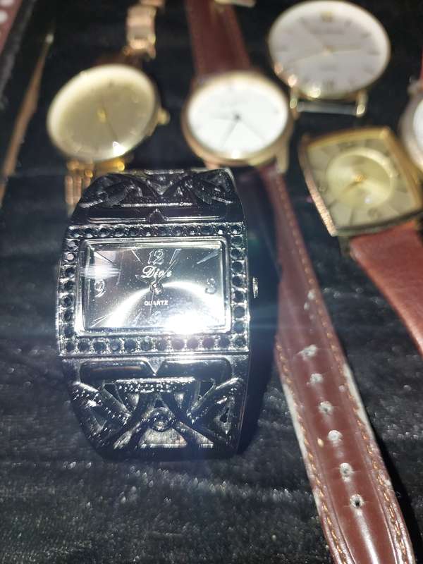 A USED JOBLOT QUARTZ WATCHES SOLD AS IS NOT TESTED