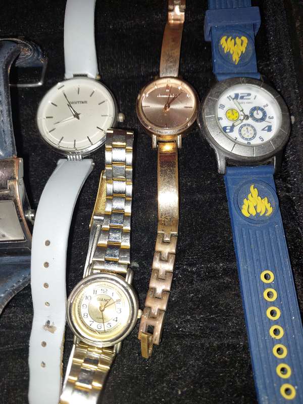 A USED JOBLOT QUARTZ WATCHES SOLD AS IS NOT TESTED
