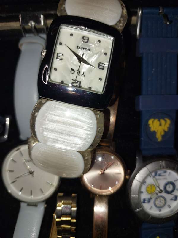 A USED JOBLOT QUARTZ WATCHES SOLD AS IS NOT TESTED