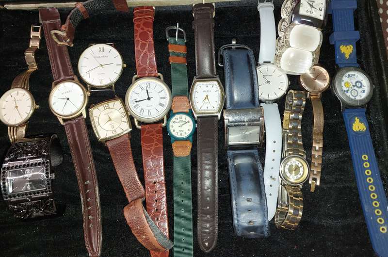 A USED JOBLOT QUARTZ WATCHES SOLD AS IS NOT TESTED