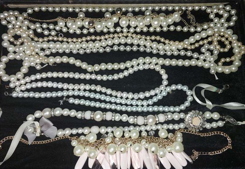 A COLLECTION OF COSTUME PEARL NECKLACES SOLD AS IS SIMULATED PEARLS