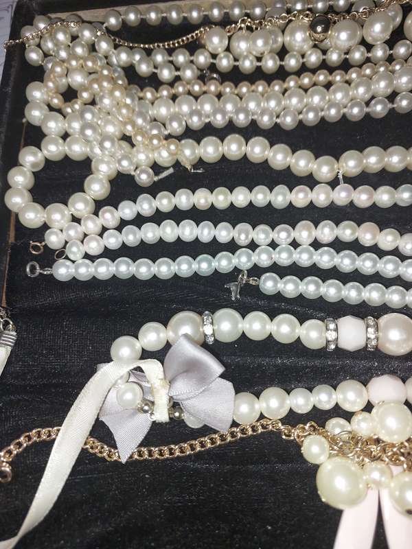 A COLLECTION OF COSTUME PEARL NECKLACES SOLD AS IS SIMULATED PEARLS