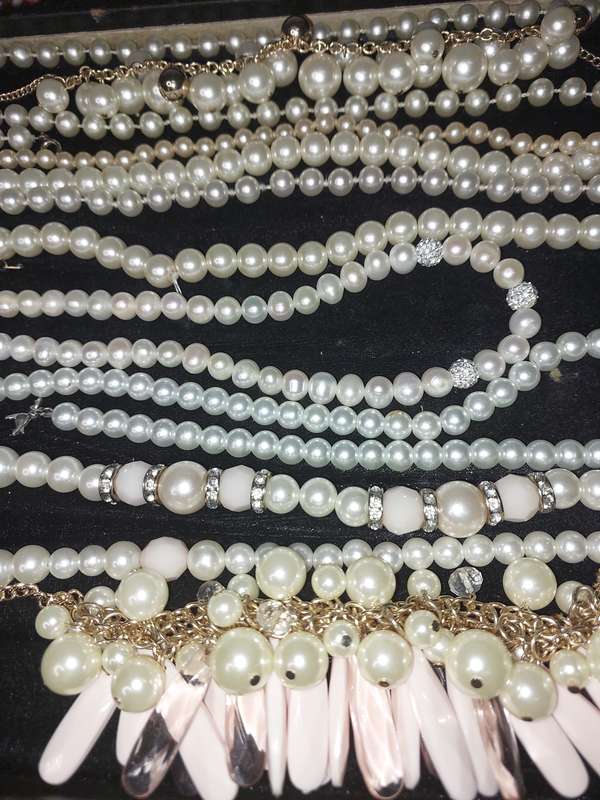 A COLLECTION OF COSTUME PEARL NECKLACES SOLD AS IS SIMULATED PEARLS