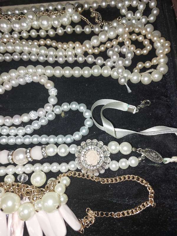 A COLLECTION OF COSTUME PEARL NECKLACES SOLD AS IS SIMULATED PEARLS