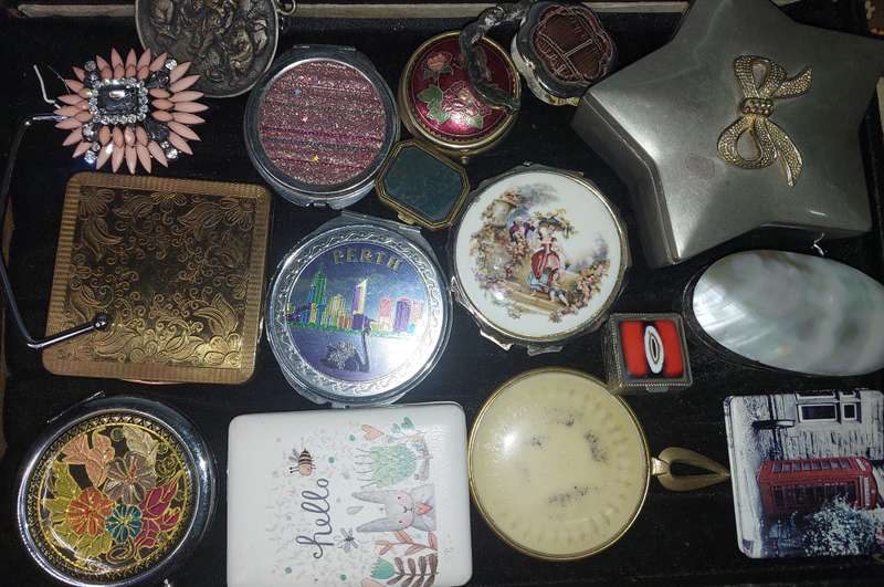 A VINTAGE AND ANTIQUE COLLECTION PILLBOXES, MIRRORS AND COMPACTS SOLD AS IS