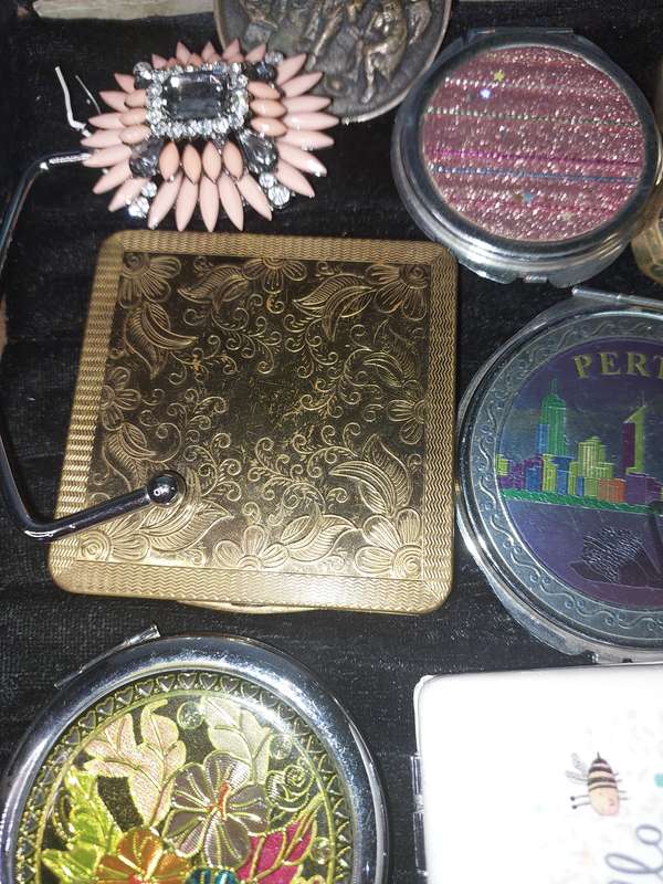 A VINTAGE AND ANTIQUE COLLECTION PILLBOXES, MIRRORS AND COMPACTS SOLD AS IS