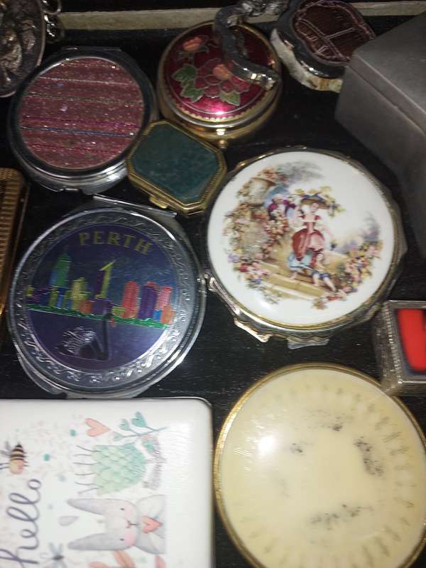 A VINTAGE AND ANTIQUE COLLECTION PILLBOXES, MIRRORS AND COMPACTS SOLD AS IS