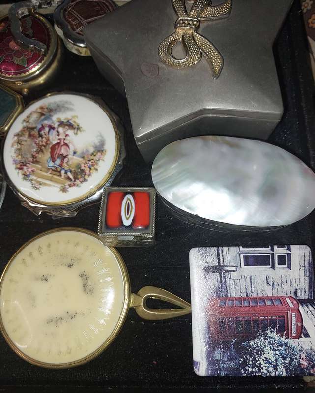 A VINTAGE AND ANTIQUE COLLECTION PILLBOXES, MIRRORS AND COMPACTS SOLD AS IS