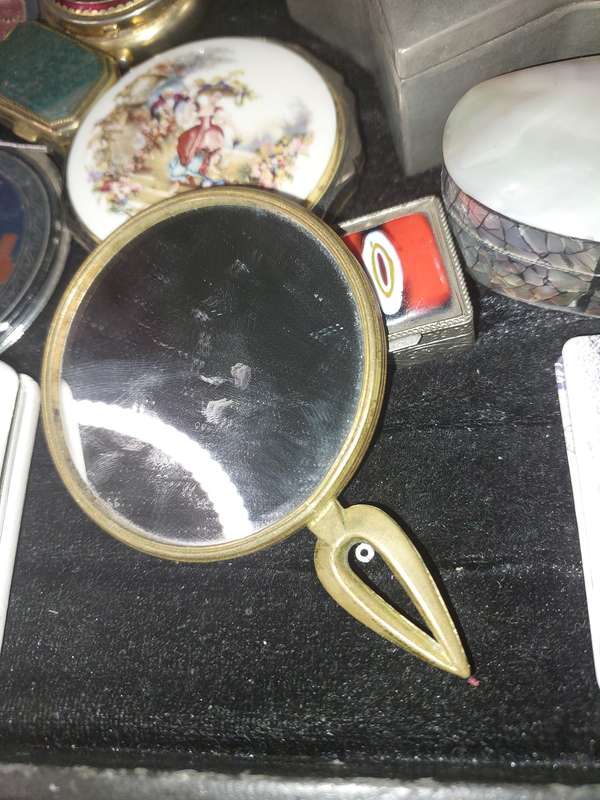 A VINTAGE AND ANTIQUE COLLECTION PILLBOXES, MIRRORS AND COMPACTS SOLD AS IS
