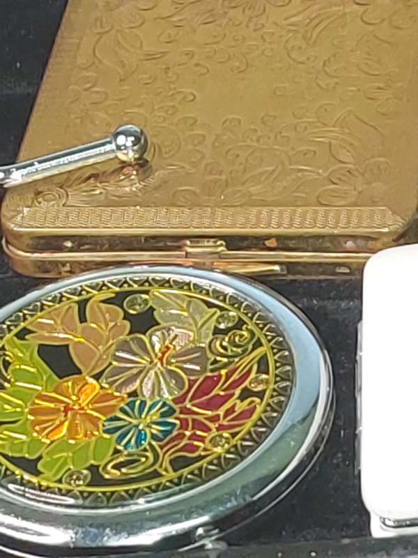 A VINTAGE AND ANTIQUE COLLECTION PILLBOXES, MIRRORS AND COMPACTS SOLD AS IS
