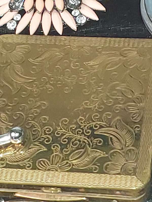 A VINTAGE AND ANTIQUE COLLECTION PILLBOXES, MIRRORS AND COMPACTS SOLD AS IS