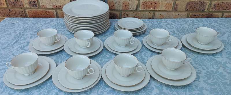 A VINTAGE TRISA BAVARIA FINE PORCELAIN SET, 9X TRIOS, 3 EXTRA SAUCERS, 3 EXTRA SIDE PLATES AND 12 PL