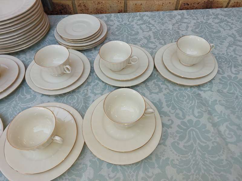 A VINTAGE TRISA BAVARIA FINE PORCELAIN SET, 9X TRIOS, 3 EXTRA SAUCERS, 3 EXTRA SIDE PLATES AND 12 PL