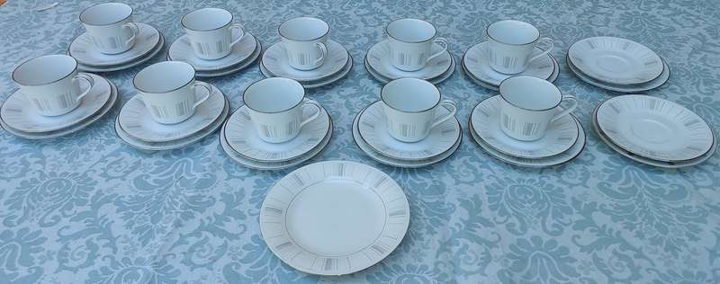 A VINTAGE NORITAKE JAPAN ISABELA 201511 10 X TRIOS, 2 EXTRA SIDE PLATES, 2 EXTRA SAUCERS AND DESE