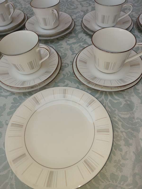 A VINTAGE NORITAKE JAPAN ISABELA 201511 10 X TRIOS, 2 EXTRA SIDE PLATES, 2 EXTRA SAUCERS AND DESE
