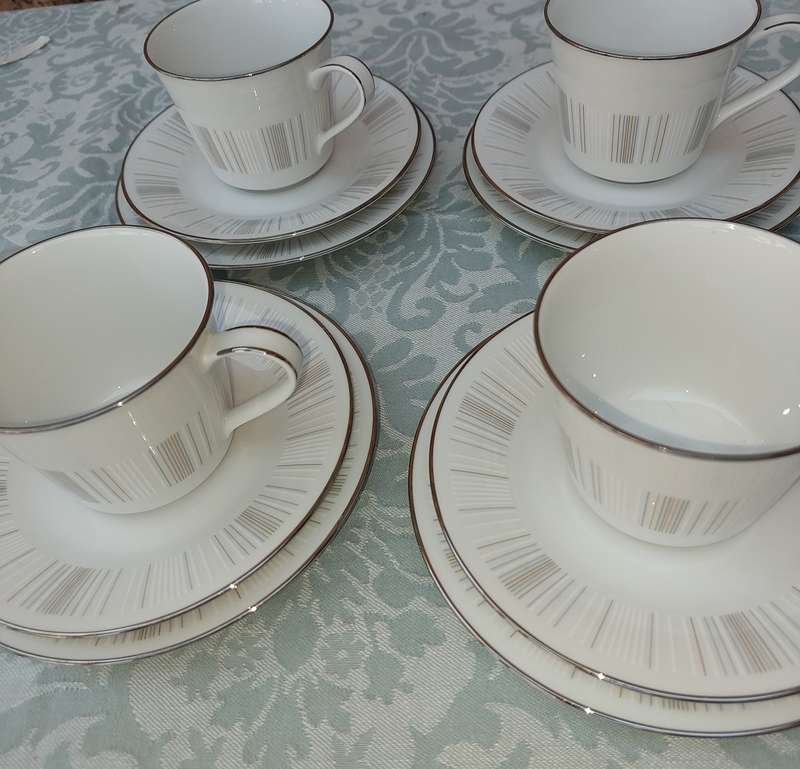 A VINTAGE NORITAKE JAPAN ISABELA 201511 10 X TRIOS, 2 EXTRA SIDE PLATES, 2 EXTRA SAUCERS AND DESE