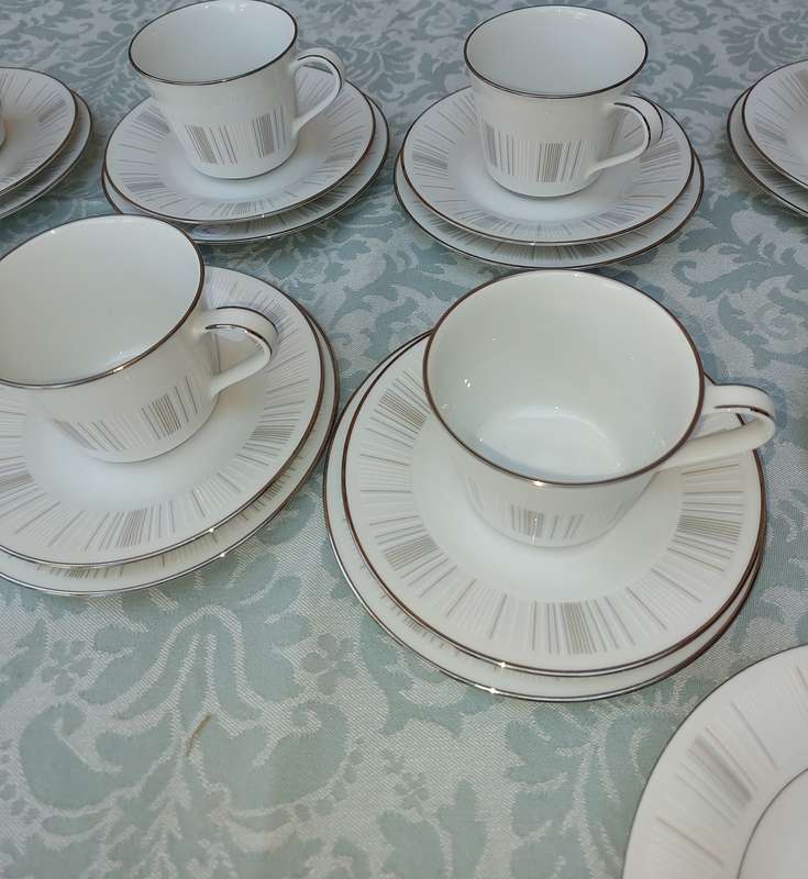A VINTAGE NORITAKE JAPAN ISABELA 201511 10 X TRIOS, 2 EXTRA SIDE PLATES, 2 EXTRA SAUCERS AND DESE