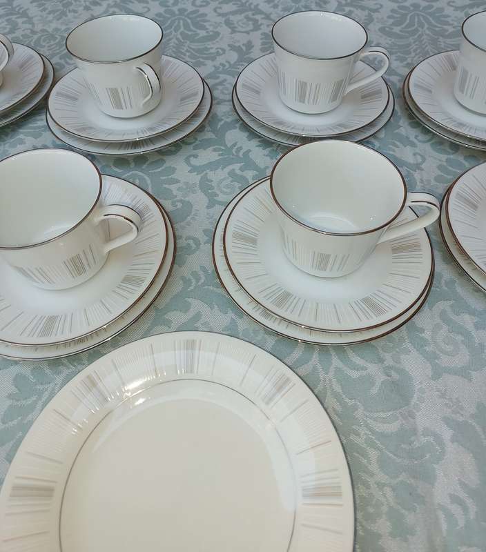 A VINTAGE NORITAKE JAPAN ISABELA 201511 10 X TRIOS, 2 EXTRA SIDE PLATES, 2 EXTRA SAUCERS AND DESE